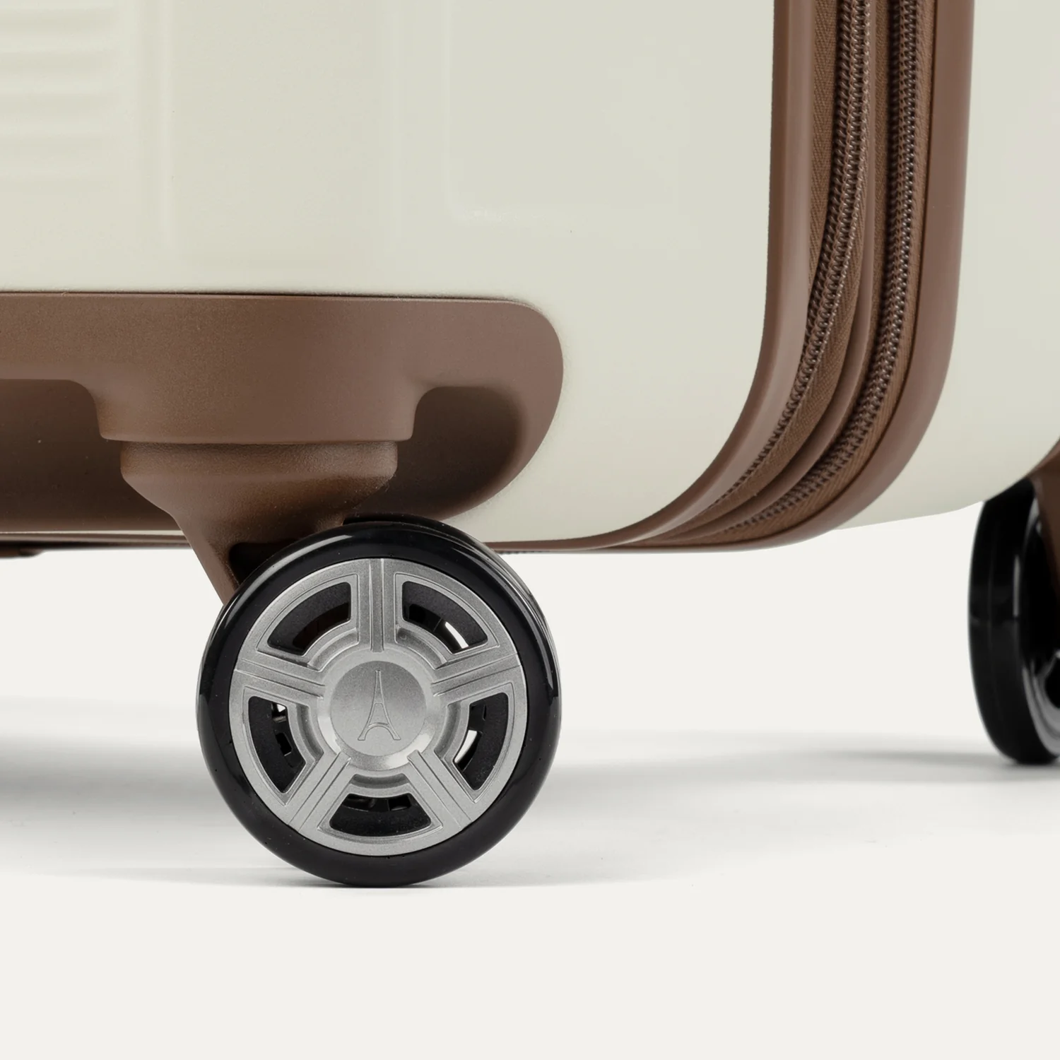 Platinum® Elite Medium Check-In Hardside Spinner - Image 11