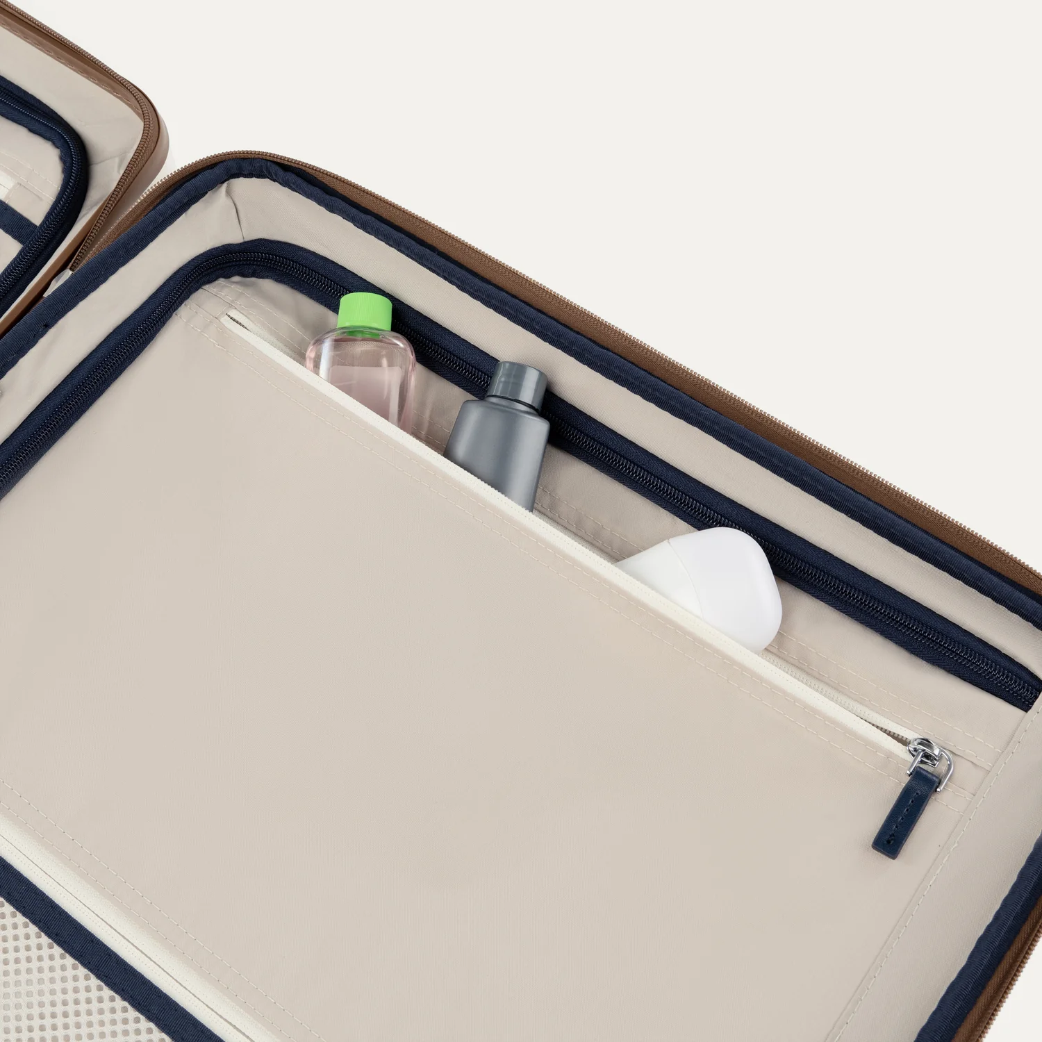 Platinum® Elite Medium Check-In Hardside Spinner - Image 7